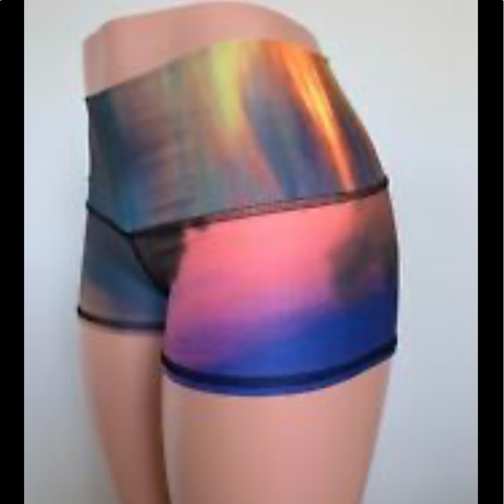 New ⭐️ with tags 🏷 rainbow clouds shorts -M